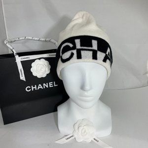 CHANEL NWB WHITE CASHMERE WITH BLACK SCRIPT WINTER SNOW HAT
